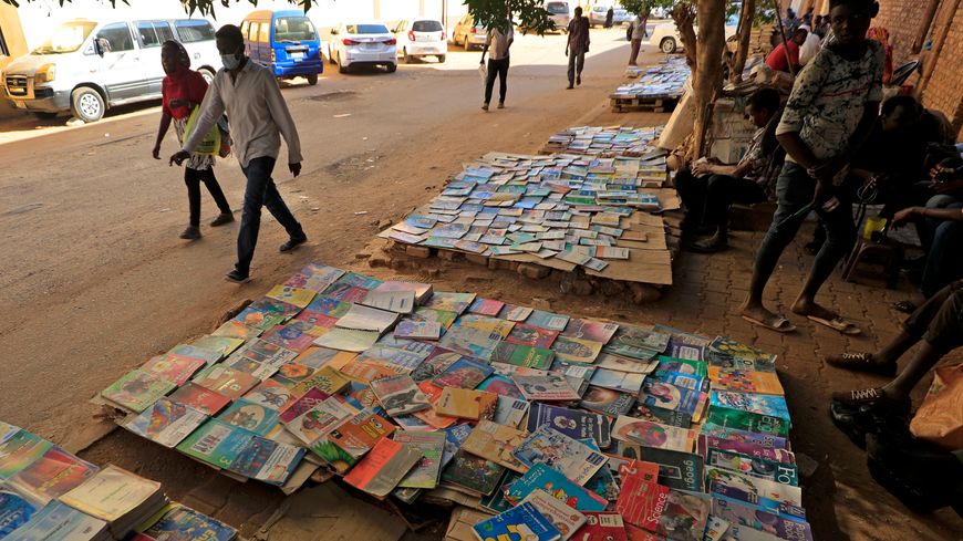 Stands de livres sur le bord de la route dans la capitale soudanaise Khartoum, le 14 janvier 2021. Le gouvernement de transition soudanais libère le pays du régime islamiste.