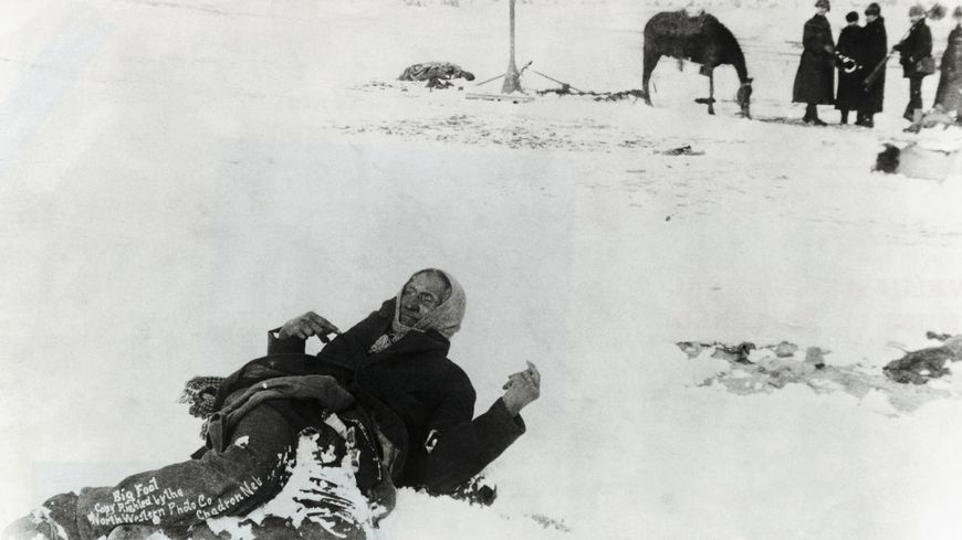 Le corps du chef indien Big Foot à Wounded Knee (1890).
