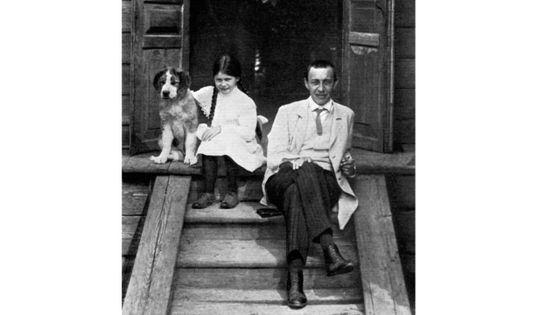 Le pianiste, compositeur et chef d'orchestre russe Sergei Rachmaninov à Ivanovka en Russie en 1913, avec sa fille Irina et leur chien. Ivanovka, proche de Tambov, était la maison d'été du compositeur de 1890 à 1917 ©Getty