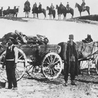 Des morts transportés après le massacre de Wounded Knee (1890).