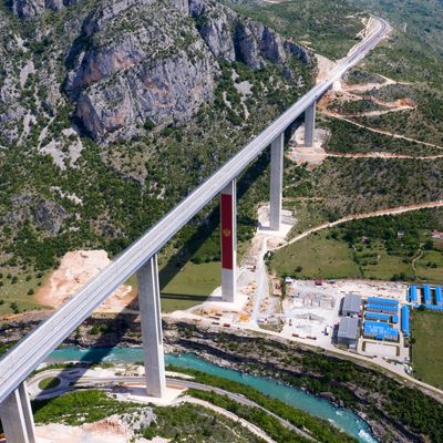 Vue aérienne de l'autoroute en construction entre Bar et la frontière serbe, près de Podgorica au Monténégro, le 11 mai 2021.