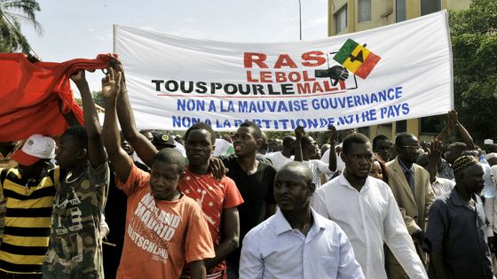Des leaders de l’opposition manifestent contre la « mauvaise gouvernance », à Bamako, le 21 mai 2016. ©AFP - HABIBOU KOUYATE