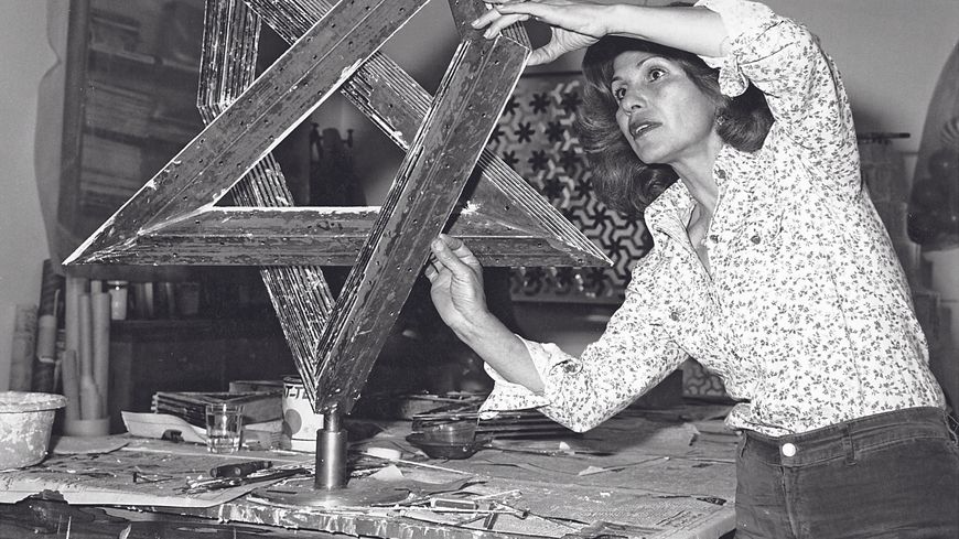 Monir Farmanfarmaian travaillant dans son studi