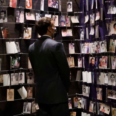 Emmanuel Macron devant le mémorial des victimes du génocide, lors de sa visite à Kigali le 27 mai 2021