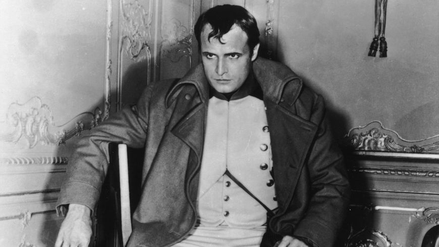 Pour la promotion du film "Désirée" de Henry Koster, où Marlon Brando campait Napoléon, l'acteur a calqué ses poses sur des tableaux pour lesquels l'empereur avait posé. Ici, d'après "Napoléon à Fontainebleau", peint en 1814 par Paul Delaroche.