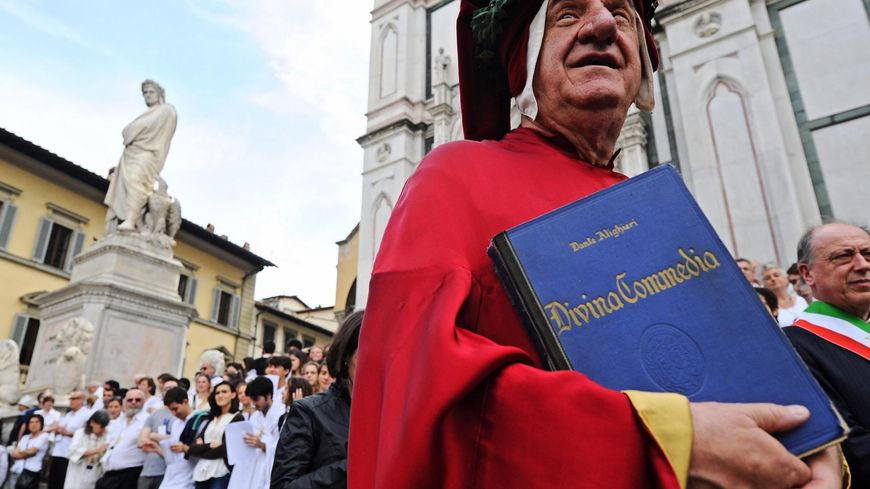 Un homme déguisé en Dante Alighieri pose avec l'œuvre littéraire 'Divina Commedia' (la Divine Comédie) à Florence, Italie, 14 mai 2015, lors de la célébration du 750e anniversaire de la naissance du célèbre poète.