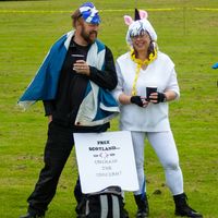 31/08/2018 - Un couple lors d’une marche organisée à Dunfermline en faveur de l'indépendance de l'Écosse (affiche : "Écosse libre, libère la licorne"). Photo : Stewart Kirby /SOPA Images /LightRocket
