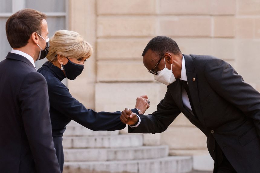 Emmanuel Macron et Brigitte Macron reçoivent le président rwandais Paul Kagame à son arrivée à l'Elysée à l'issue d'une conférence internationale sur le Soudan, à Paris, le 17 mai 2021.