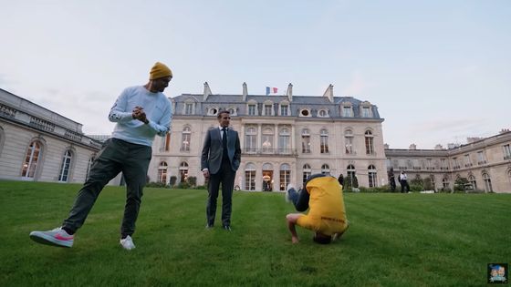 Une roulade dans le jardin de l'Elysée, est-ce un geste politique ? - Capture d'écran - Chaîne Youtube de McFly et Carlito.