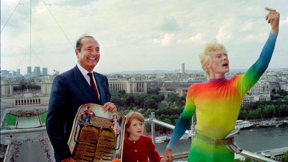 Jacques Chirac, maire de Paris, en compagnie de l'artiste Philippe Petit le 26/08/1989 à l'occasion du bicentenaire de la Révolution. Photo : Gilles Leimdorfer. ©AFP