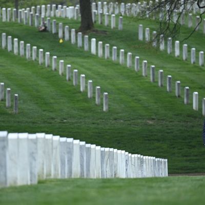 Joe Biden traverse le cimetière national d'Arlington pour rendre hommage aux vétérans du conflit afghan tombés au combat, à Arlington, en Virginie, le 14 avril 2021.