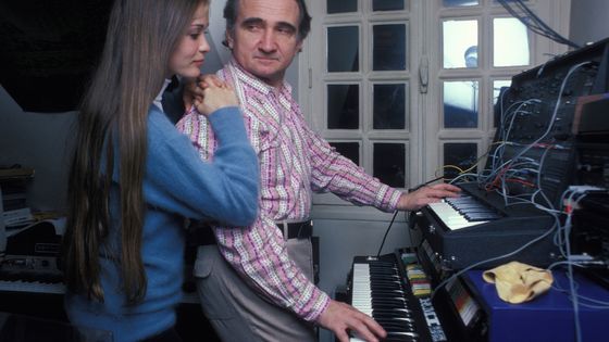 Portrait du musicien Michel Magne, avec sa femme Marie-Claude, chez eux, en novembre 1977 à Paris, France. ©Getty - Sophia Morizet