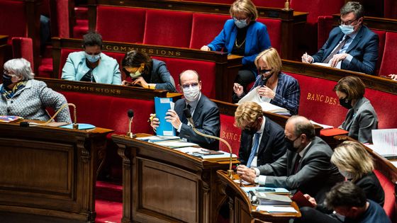 Le Premier ministre Jean Castex (au centre) et plusieurs membres de son gouvernement à l'Assemblée ce 11 mai 2021 ©AFP - XOSE BOUZAS / HANS LUCAS