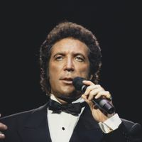Le chanteur Tom Jones sur scène en juin 1987.