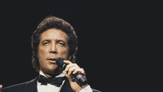 Le chanteur Tom Jones sur scène en juin 1987. ©Getty - Michael Putland