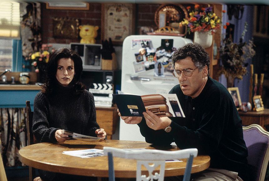 Friends : Courteney Cox dans le rôle de Monica aux cotés d'Elliott Gould en 1994