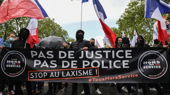 Dans la manifestation des policiers en colère ce 19 mai 2021 à Paris ©AFP - ANTONI LALLICAN / HANS LUCAS