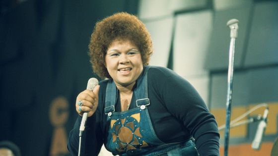 Etta James, chanteuse américaine de blues et de jazz, sur scène lors d'un concert live au Montreux Jazz Festival, à Montreux, en Suisse, le 11 juillet 1975. ©Getty - Andrew Putler / Redferns