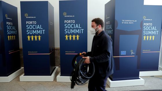 Technicien au travail le 5 mai au centre des Congrès de Porto, en amont du Sommet social européen des 7 et 8 mai 2021. ©Maxppp - ESTELA SILVA