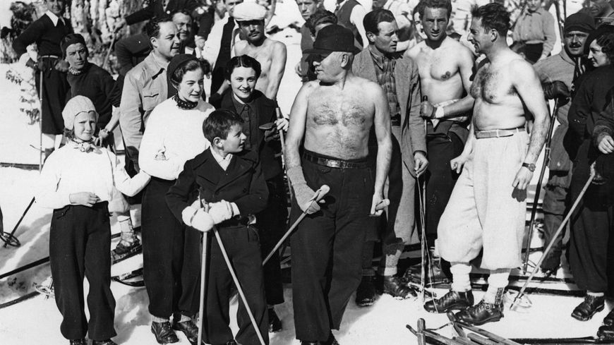 Mussolini fait du ski. La propagande fasciste s'appuie sur le mythe de la virilité.