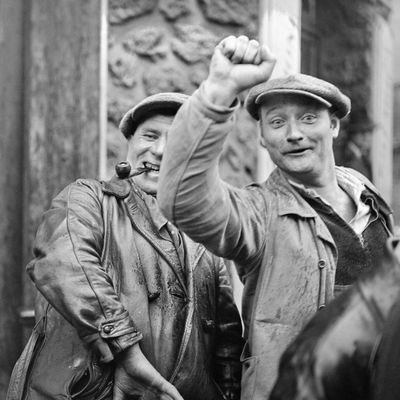 À Paris, un ouvrier lève le poing lors des grandes grèves d'avril-mai 1936 qui ont abouti à l'accord de Matignon comprenant des congés payés et une semaine de 40 heures.
