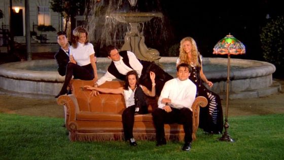 Sur un sofa ©Getty - Friends
