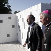 Le rabbin Michael Schudrich et l'évêque Marian Florczyk, commémoration des pogroms de 1946, ville de Kielce (Pologne), 4 juillet 2006.