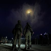 Des soldats israéliens montent la garde après avoir tiré des fusées éclairantes au-dessus de la ville de Metula, dans le nord du pays, près de la frontière avec le Liban, le 14 mai 2021