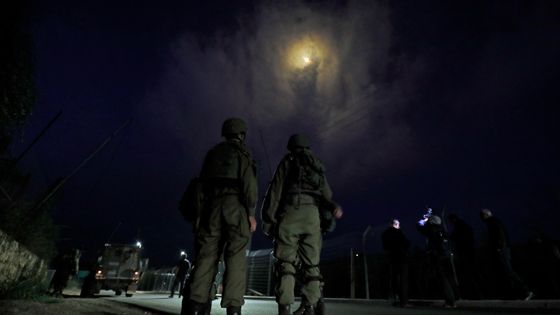 Des soldats israéliens montent la garde après avoir tiré des fusées éclairantes au-dessus de la ville de Metula, dans le nord du pays, près de la frontière avec le Liban, le 14 mai 2021 ©AFP - Jalaa MAREY