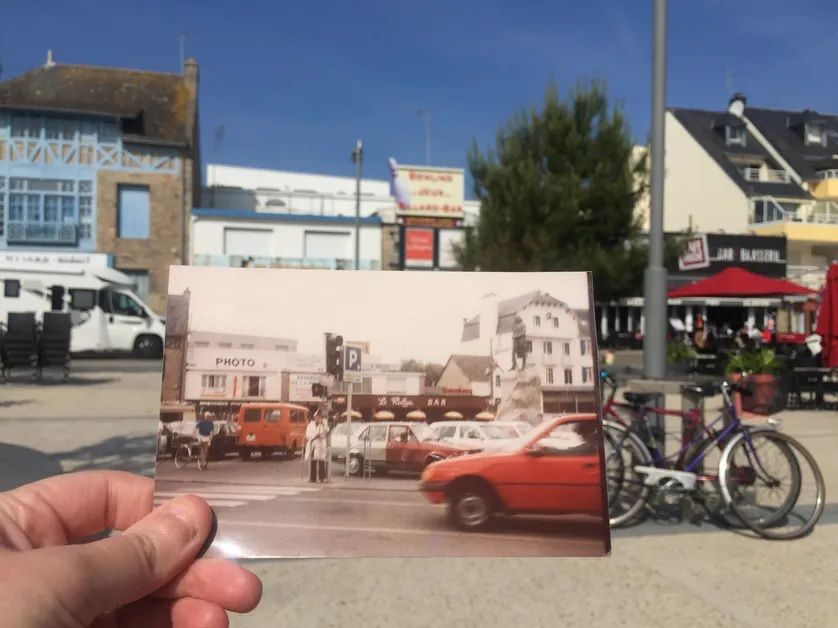 Photo d'Isidore III avec sa pancarte place Hoche à Quiberon