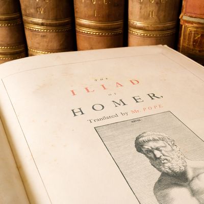 Comment traduire les sonorités d'une langue dite morte ?