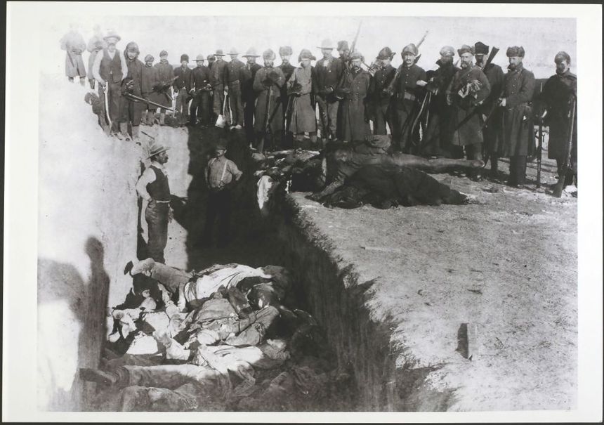 Les cadavres des Sioux Lakota entassés et enterrés sans cérémonies dans la tranchée, après le massacre de Wounded Knee.