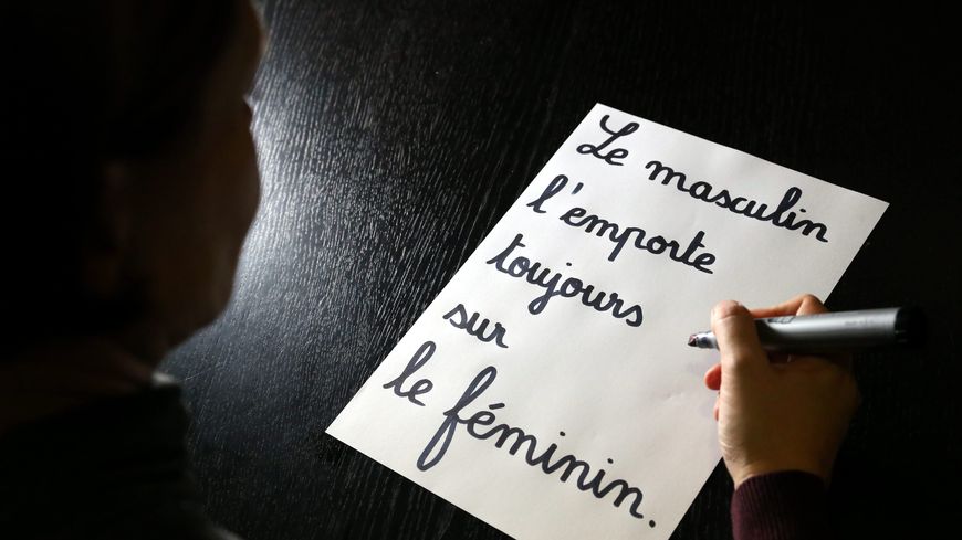 L'écriture inclusive est souvent réduite au point médian. Pourtant elle propose aussi de revenir à l'accord de proximité ou de logique plutôt qu'à la règle du masculin imposée au XVIIème siècle.