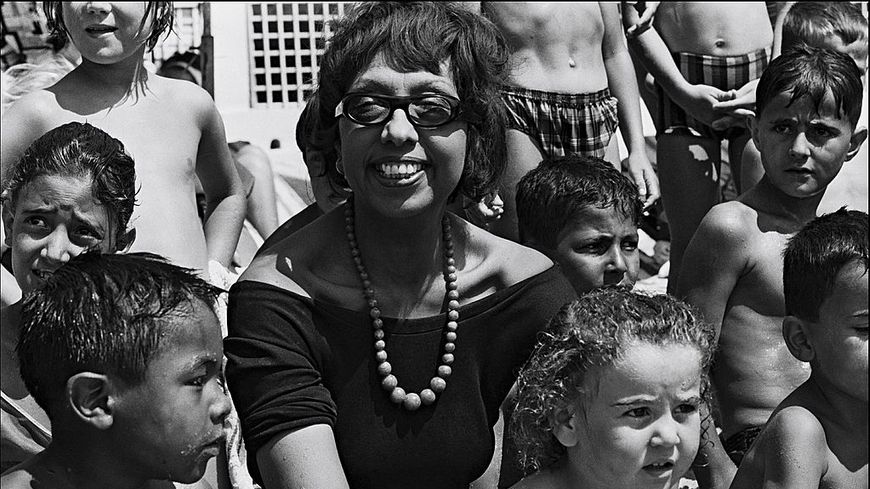 Joséphine Baker en août 1964, au milieu de sa "famille arc-en-ciel" composé d'enfants orphelins de différentes origines