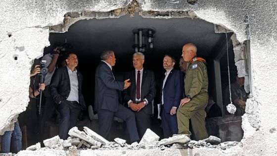 Le ministre slovaque des Affaires étrangères et son homologue de la République tchèque écoutent leur homologue israélien dans la ville de Petah Tikva, le 20 mai 2021. ©AFP - Gil COHEN-MAGEN