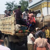 Des réfugiés birmans sont accueillis dans un monastère bouddhiste de l'Etat kachin, dans le nord du pays.