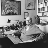 Le chef d'orchestre français Manuel Rosenthal photographié à Paris, c. 1990