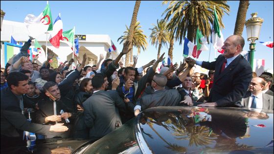 Le président Jacques Chirac en visite à Oran (Algérie) le 3 avril 2003 ©Getty - Gilles BASSIGNAC / Contributeur
