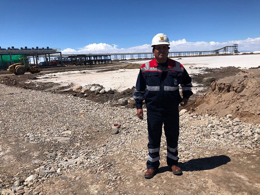 Fidel Usnayo, direteur, pose devant le chantier de l'usine de raffinage du lithium, censée ouvrir en 2022