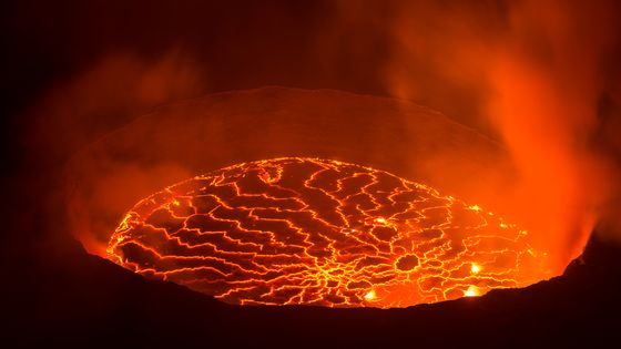 Vue du lac de lave du volcan Nyiragongo, proche de la ville de Goma en République Démocratique du Congo. Il est le plus grand lac de lave sur Terre. ©Getty - guenterguni