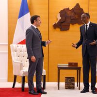 Emmanuel Macron au Rwanda auprès du président Paul Kagame, 27 ans après le génocide. Le président français a reconnu une "responsabilité" de la France