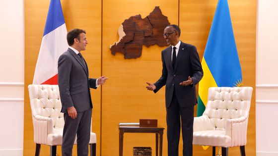 Emmanuel Macron au Rwanda auprès du président Paul Kagame, 27 ans après le génocide. Le président français a reconnu une "responsabilité" de la France ©AFP - LUDOVIC MARIN
