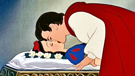 La scène du baiser entre le prince et Blanche-Neige. - "Blanche-Neige" (1937, Disney) (Capture d'écran)
