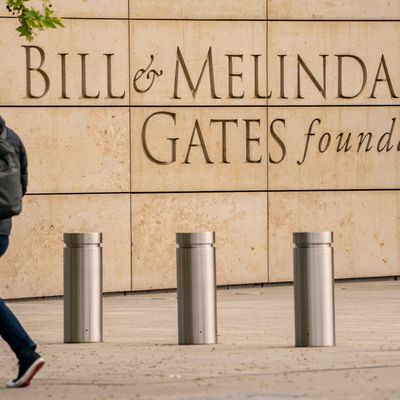 Un piéton passe devant la Fondation Bill et Melinda Gates le 4 mai 2021 à Seattle, Washington. Le couple a annoncé son divorce hier, soulevant des questions sur l'avenir de la fondation.