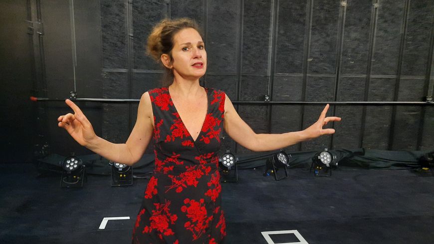Jouer en extérieur pour la comédienne Muriel Gaudin, cela modifie le rapport au public, “parce qu’on le voit réagir et qu’on le sent plus encore que dans une salle où il est dans le noir”.