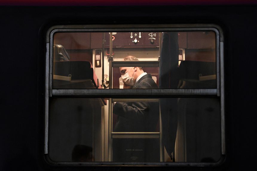 Le Premier ministre Jean Castex dans le nouveau train de nuit Paris-Nice au départ de la gare d'Austerlitz ce jeudi 20 mai 2021