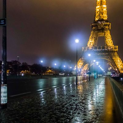 Le pont d'Iéna et la tour Eiffel pendant le couvre-feu.