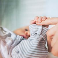 La promesse de l’aube - Nouveau né tenant le doigt de sa mère