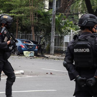 Une unité anti-bombe indonésienne et la police anti-terroriste de la Brigade Mobile se tient sur les lieux de l'attentat de la cathédrale de Makassar, le 28 mars 2021.