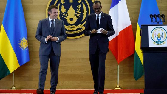 Le président rwandais Paul Kagame (à droite) et le président français Emmanuel Macron partent après une conférence de presse au palais présidentiel de Kigali le 27 mai 2021. ©AFP - Ludovic MARIN